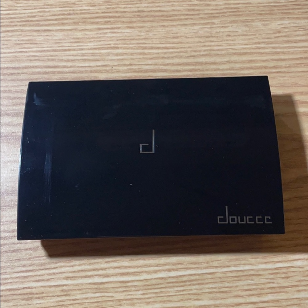 Doucce freematic eyeshadow palette